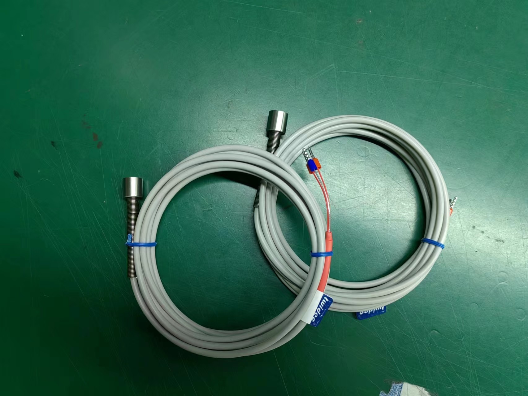 什么是PT100和PT1000类型的热电阻，它们如何用于高精度温度测量？